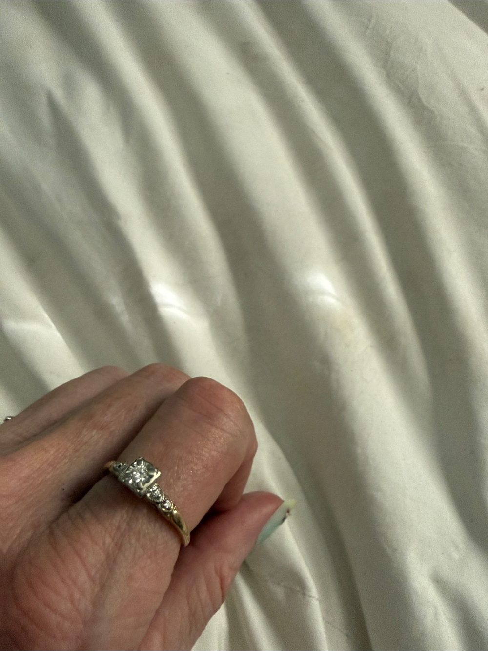 Another beautiful 14 k gold diamond ring of my grandmas - Picture 4 of 6